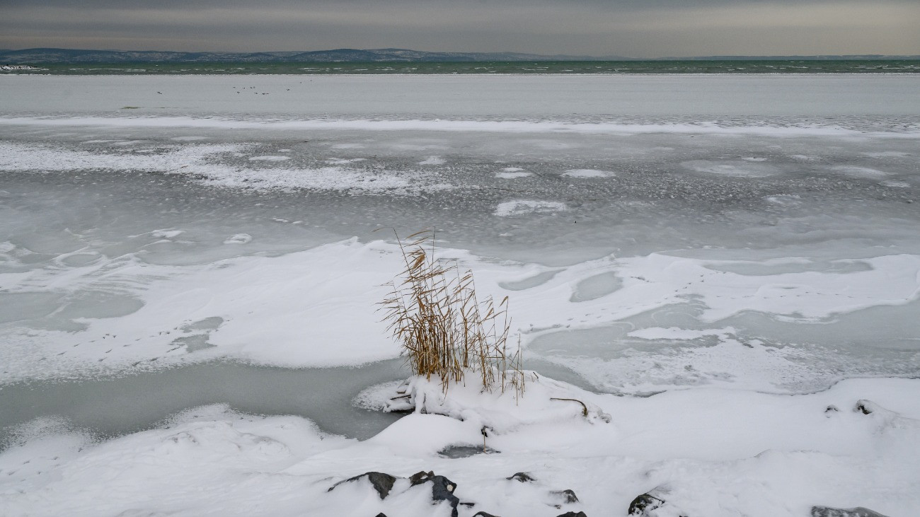 Siófok, 2026. január 7.A jegesedő Balaton Siófoknál 2026. január 7-én.