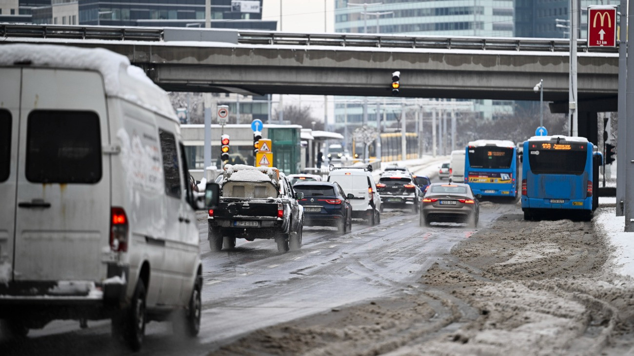 Ilyenkor ne előzzünk, és most inkább keressük, ne kerüljük a sűrű forgalmat – téli vezetéstechnikai tanácsok a szakértőtől