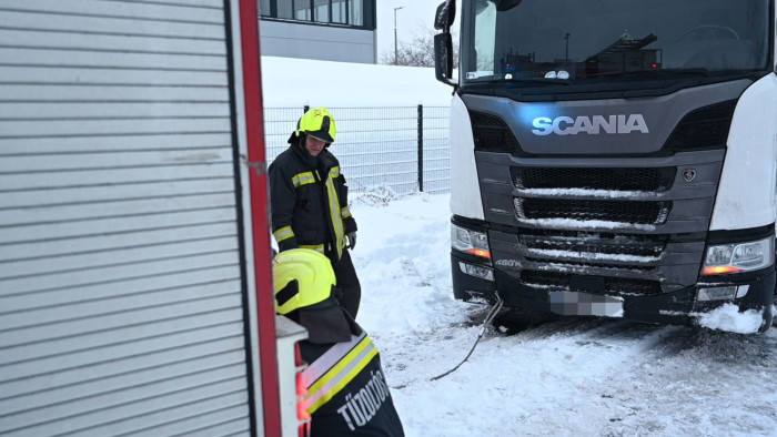Hóban elakadt kamiont is mentett a katasztrófavédelem  – videó