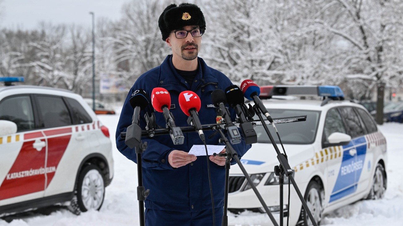 Mukics Dániel tûzoltó alezredes, az Országos Katasztrófavédelmi Fõigazgatóság (OKF) szóvivõje a rendkívüli téli idõjárás miatt felállított operatív törzs délutáni sajtótájékoztatóján az OKF Mogyoródi úti épületénél 2026. január 7-én. Továbbra is csak egyetlen lezárt útszakasz van, Borsod-Abaúj-Zemplén vármegyében, Gesztelynél, a település azonban más útvonalon megközelíthetõ - mondta a szóvivõ.