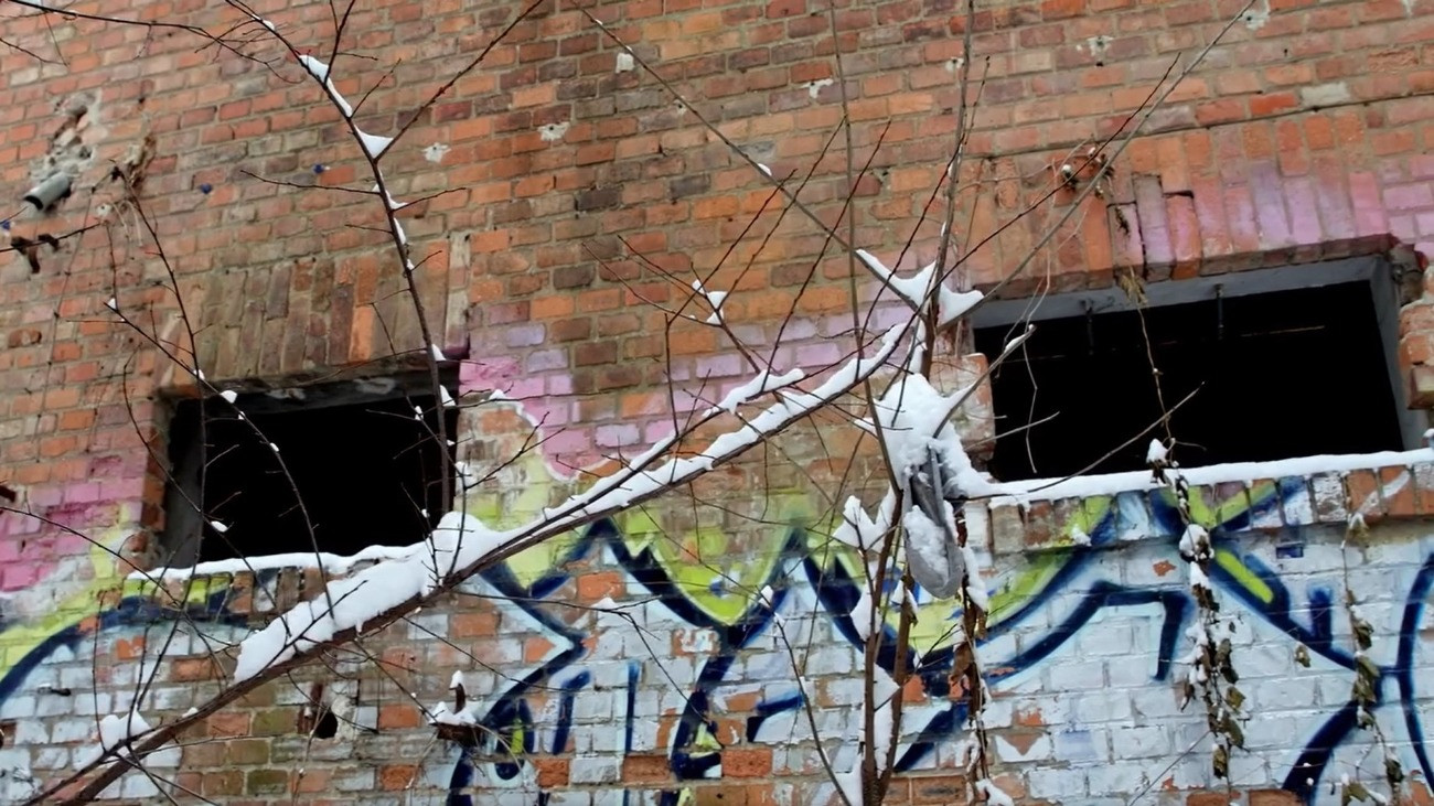 Romos épület, ahonnan az apjukkal tengődő kisgyermekeket vittek biztonságos helyre a rendőrök