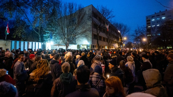 Lapértesülés: csaknem 40 fiatalt szállítottak át a Szőlő utcából