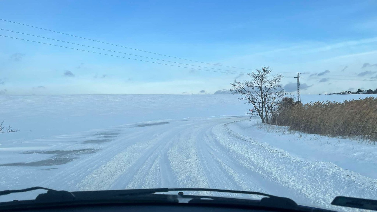 Autós kép a behavazott útról Budapest közelében.