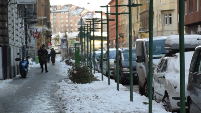 Részegen, a hóban fekve találtak rá a kórházból szökött tinédzserre a VIII. kerületben