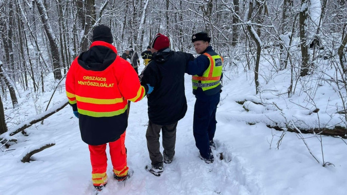 Egy teljesen éjszakán át fagyoskodott a Bükkben egy pánikba esett túrázó