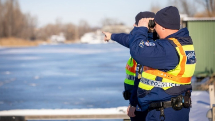 Rendőrségi döntés: hajózási zárlatot rendeltek el a Dunán a jégzajlás miatt