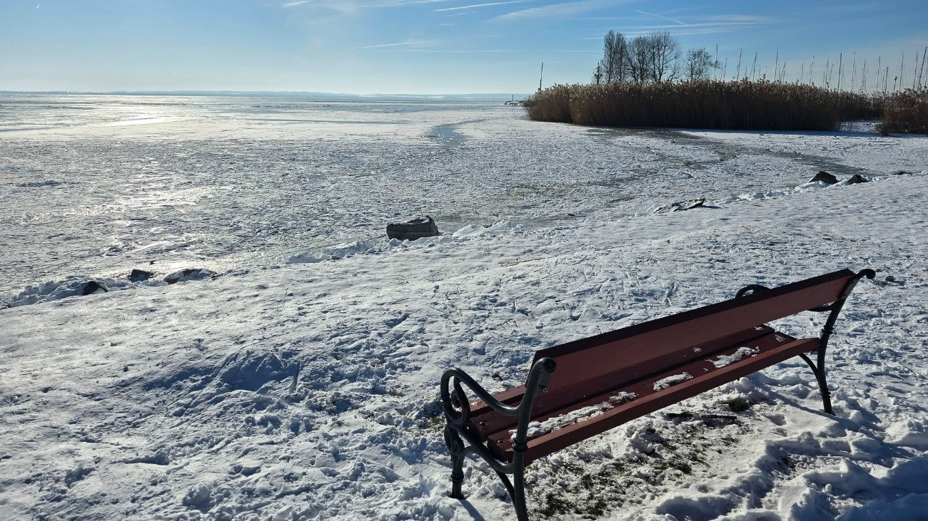 Ilyen vastag a Balaton jege, megmérték – fotók