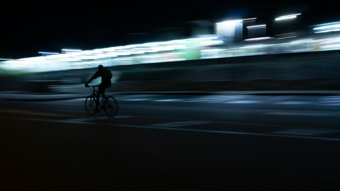 Éjszaka, fekete ruhában, kivilágítatlanul biciklizni? Nem olyan jó ötlet... – videó