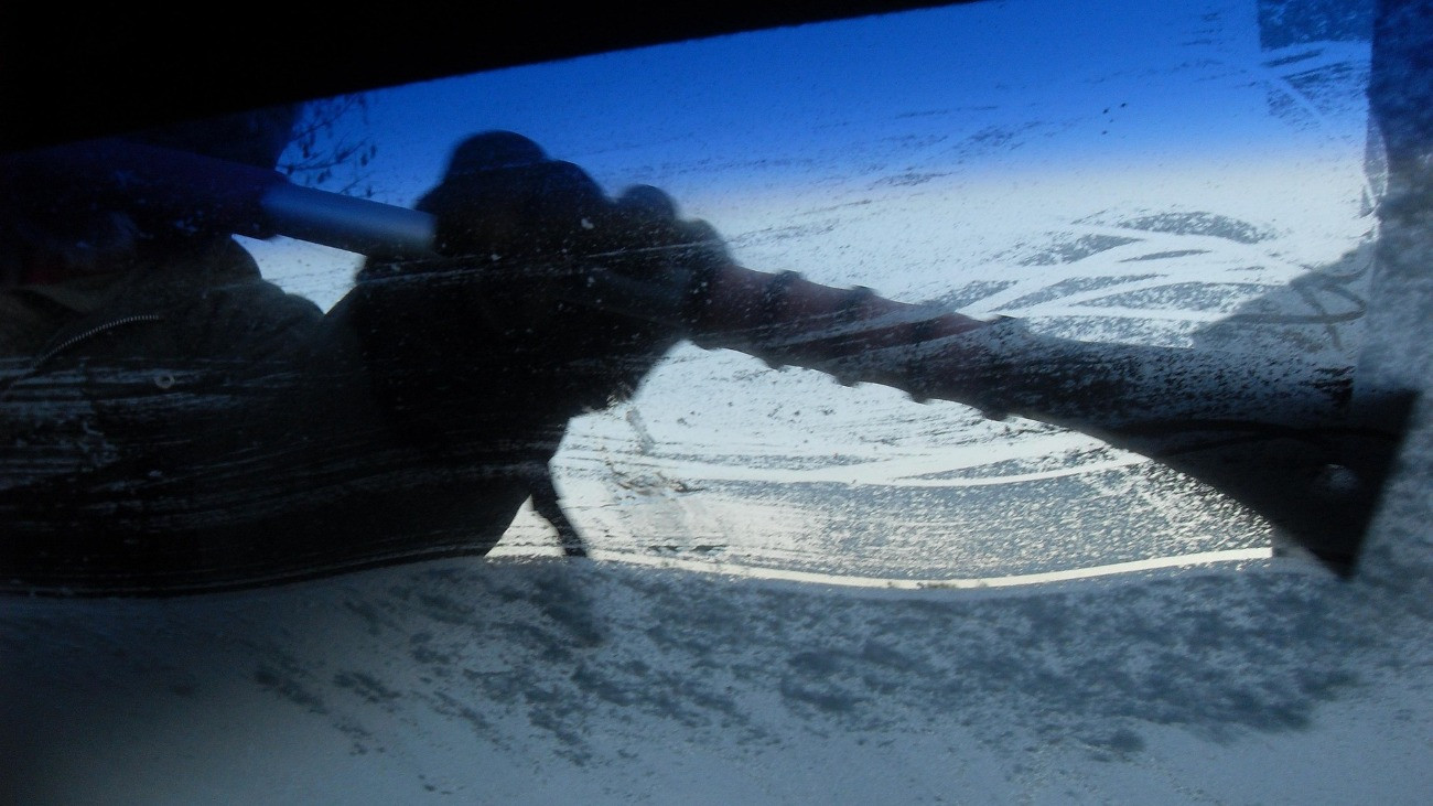 Van egy módszer, amivel gyorsabban jégmentesíthető a szélvédő