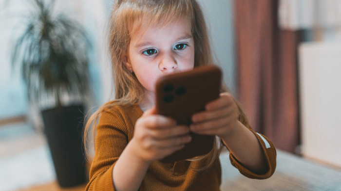 4 évesen mobil, 11 évesen közösségi média – kutatás a magyar gyerekek szokásairól