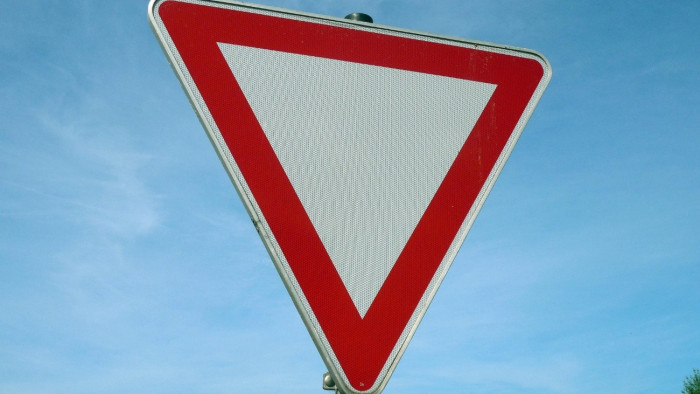 Egy furcsa baleset videója: melyik autó vezetője a felelős, elindult a vita