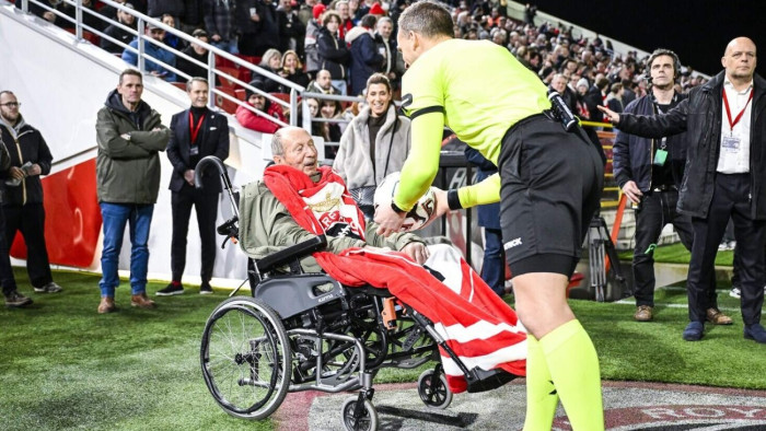A nagybeteg Fazekas Lászlót ünnepelte az antwerpeni stadion meghatott közönsége