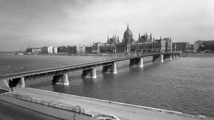 Nyolcvan éve adták át Budapest első, háború utáni állandó hídját