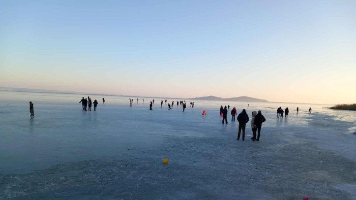 Két gyerek alatt szakadt be a jég, rohammentőt kellett hívni Szobnál