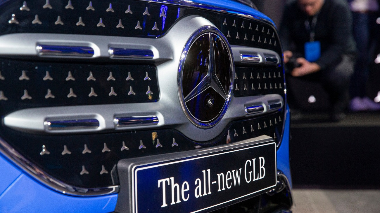 A Mercedes-Benz új modellje a gyártásindító ünnepségen Kecskeméten 2026. január 19-én. A Mercedes megkezdi az új, teljesen elektromos meghajtású GLB modelljének sorozatgyártását Kecskeméten, aminek köszönhetõen hamarosan akár évi 350 ezer autót is elõ tudnak itt állítani, így közelebb kerül az a cél is, hogy Magyarország évente egymillió autót le tudjon gyártani.