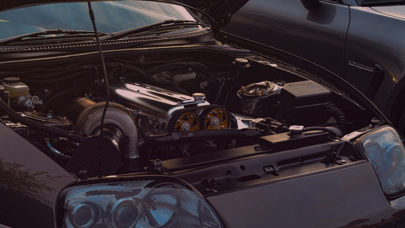 Egy autó felnyitott motorháztetővel.