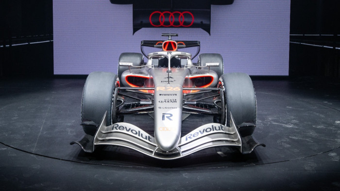 Szürke és lávavörös – bemutatta F1-es gépét az Audi – képek