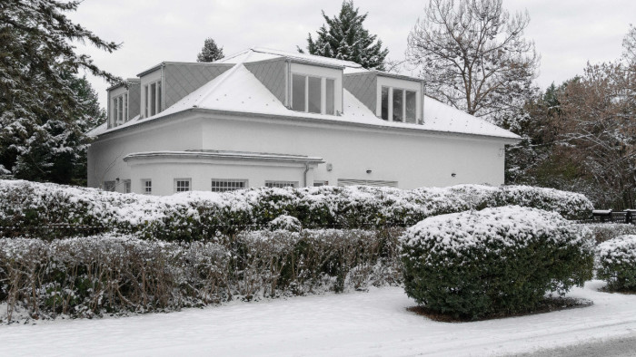 Benézhetünk Esterházy Péter dolgozószobájába: az Esterházy Villa alkotóházként nyílt meg