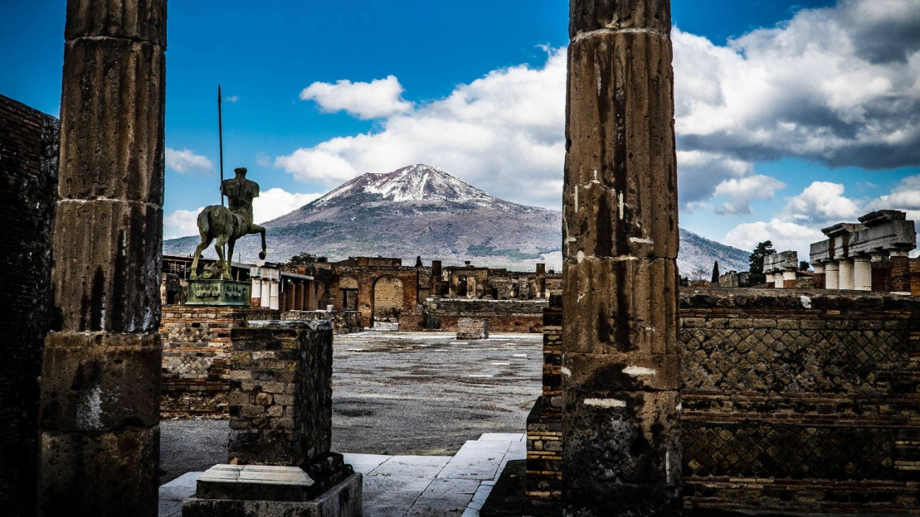 Hó borítja a Vezúv csúcsát a pompeji régészeti park felõl nézve Nápoly közelében 2021. február 15-én. Pompeji ókori római romvárost a Vezúv kitörése pusztította el 79. augusztus 24-én. A régészeti parkot 1997-ben vették fel az UNESCO kulturális világörökségi jegyzékére.