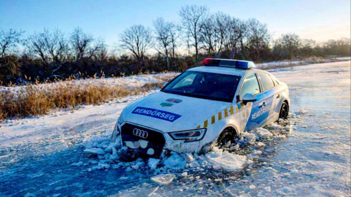 Beszakadt a jég egy rendőrautó alatt