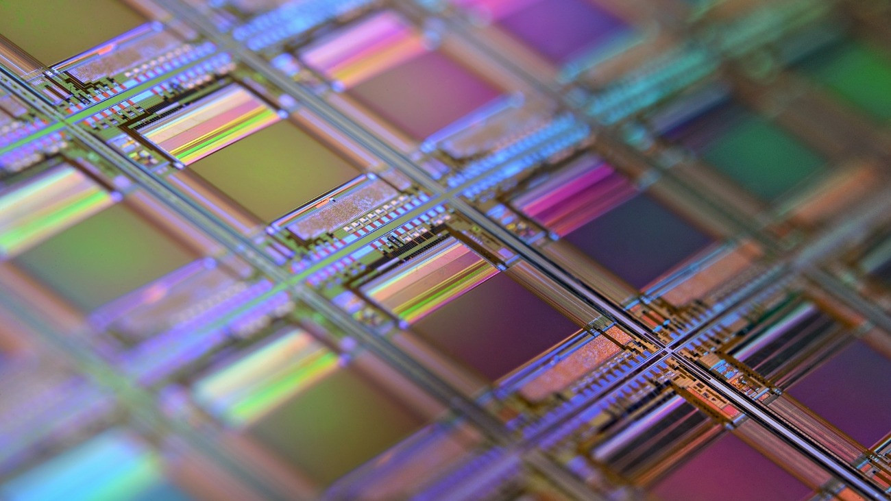 Szilícium mikrochipek egy sokszoros nagyításban, mikroszkóp alatt.
