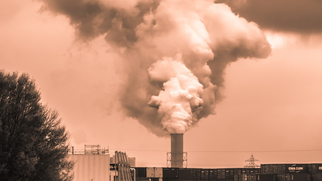 Levegőszennyezés, egy kéménybű sűrű füst árad ki.