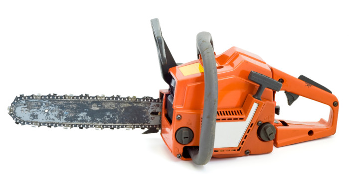 Éjféjlkor, beindított láncfűrésszel fenyegetőzött a gyerekénél