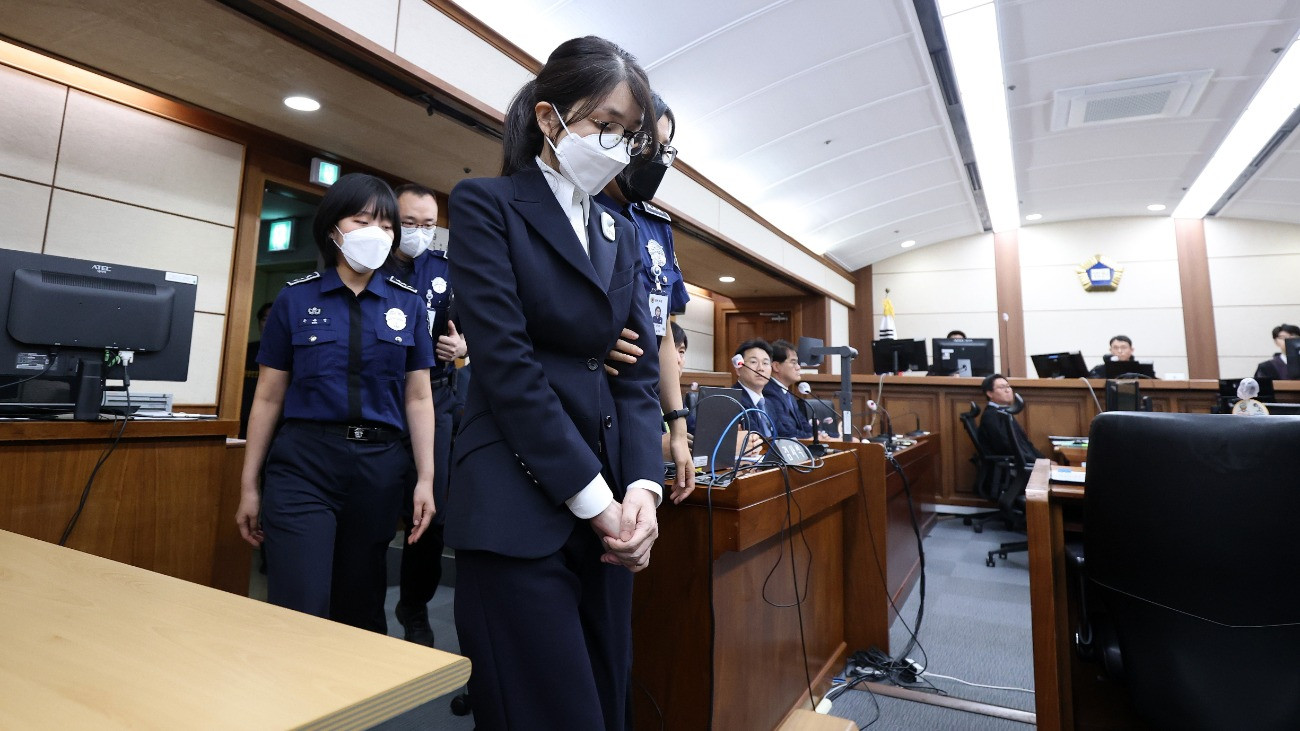 A korrupcióval vádolt Kim Konhi, Jun Szogjol leváltott dél-koreai elnök felesége a büntetõperének elsõ napi tárgyalására érkezik a szöuli Központi Kerületi Bíróságon 2025. szeptember 24-én. Az 53 éves asszonyt augusztus 12-én tartóztatták le.