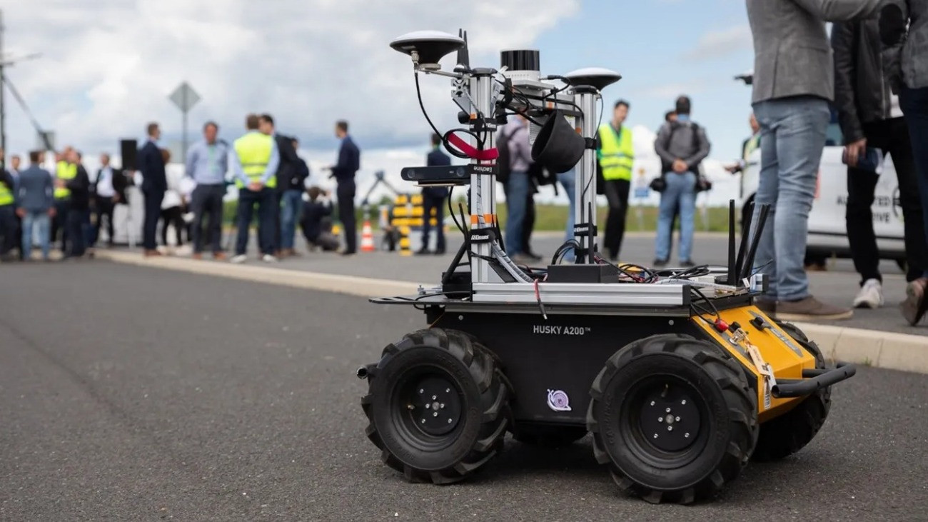 A Husky, egy négykerekű járműplatform, amelyet autonóm navigációs és környezetérzékelési kutatásokra fejleszt a SZTAKI.