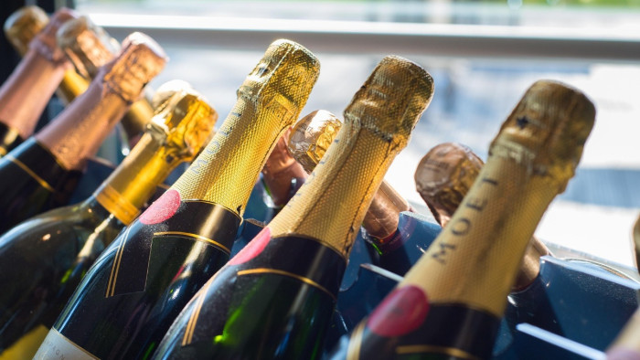 Rendszám nélküli autók és több hektoliternyi pezsgő – ezt találták a pénzügyőrök egy szabolcsi háznál