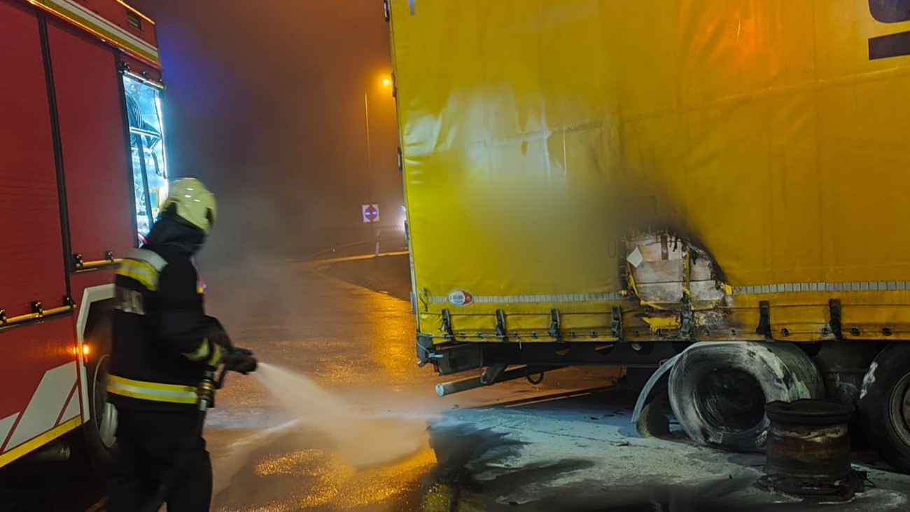 Török kamion kerekét oltják az M43-as mentén.