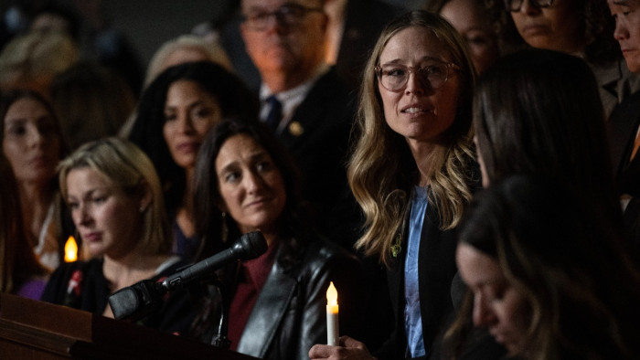 Újabb emberek feje főhet Amerikában, közzétették az Epstein-videókat