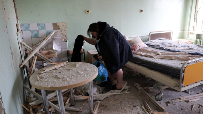 Ukrajnai szülészetet és munkásbuszt ért orosz dróntámadás