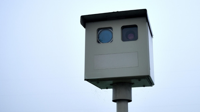 Piroson ment át? Van, ahol levelet kap az autós, nem csekket