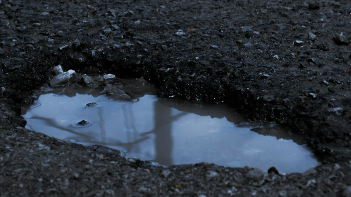 Szakjogász a kátyúkárokról: akár a közút kezelőjén is behajtható a keletkezett kár