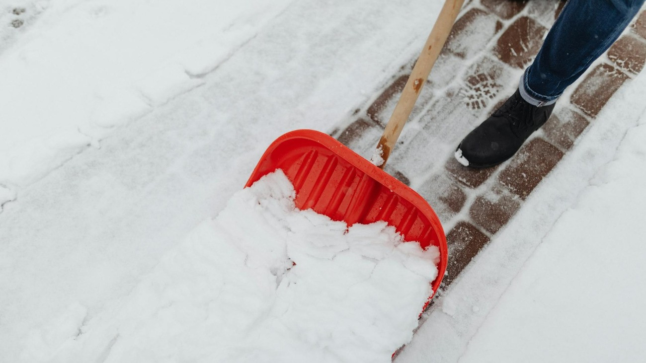 Rengeteg baleset, fennakadások: váratlanul megint jelentős havazás és ónos eső nehezíti az életet – fotók, videók