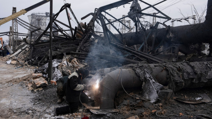 Elemző: egyre nehezebben viselik az áram- és fűtéskimaradásokat az ukránok