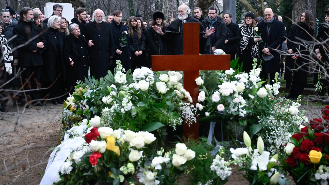 Örök nyugalomra helyezték Tarr Bélát