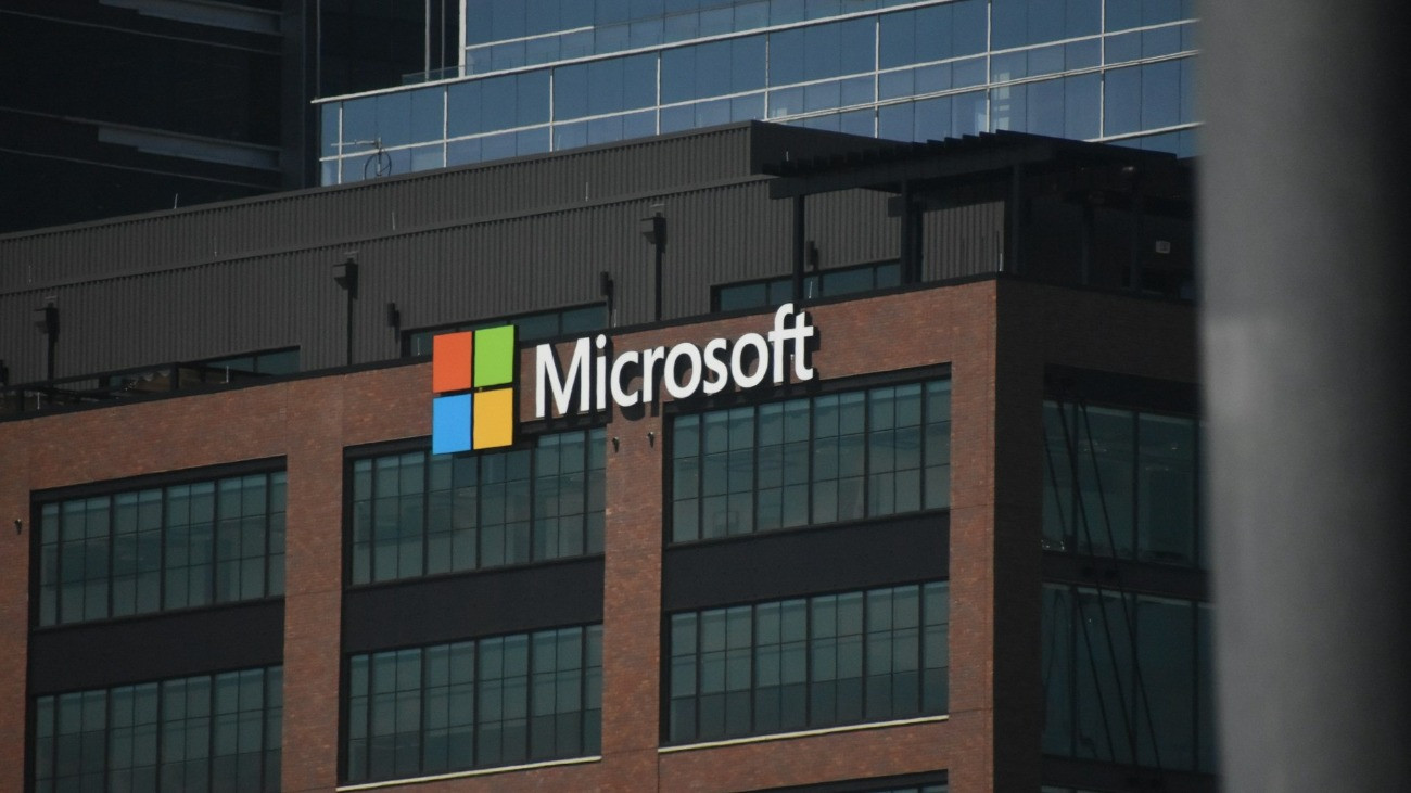 A Microsoft logója egy épület homlokzatán.