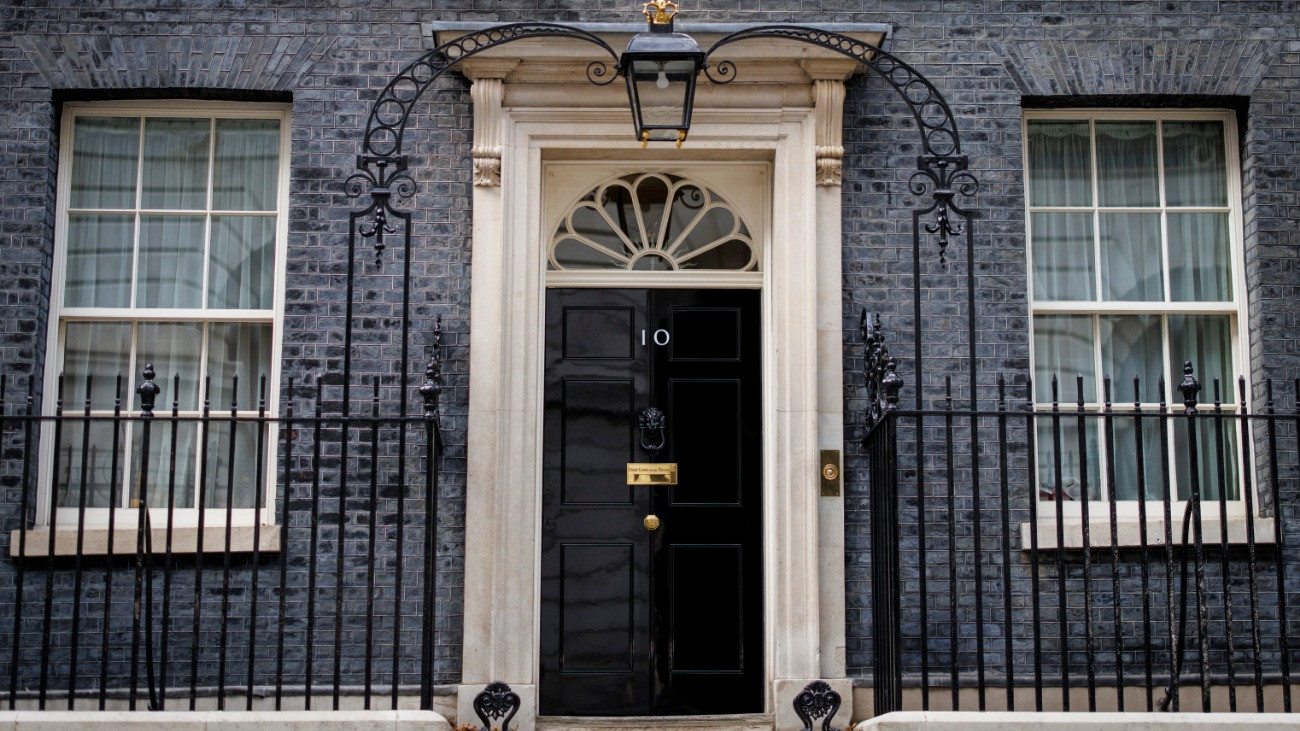 Tovább hullanak a fejek a Downing Streeten az Epstein-botrány miatt