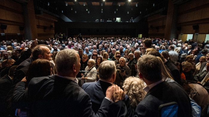 Orbán Viktor Szekszárdon folytatta az országjárást, és a térség polgármestereivel is tárgyalt