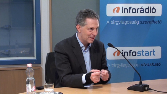 „A liberális demokrácia kezdi felzabálni saját magát” – Schiffer András az Arénában