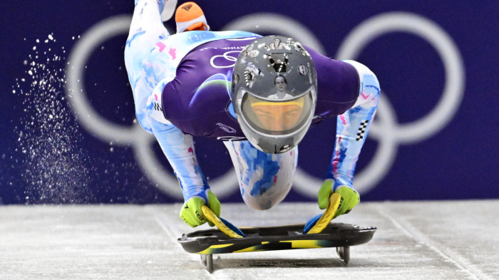 Zokogott a NOB-elnök, de kizárták a sisakján az ukrán háborús áldozatokra emlékező sportolót – képek