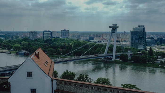 Épp most roppan össze Pozsony tömegközlekedése a reptéri utasterhelés alatt