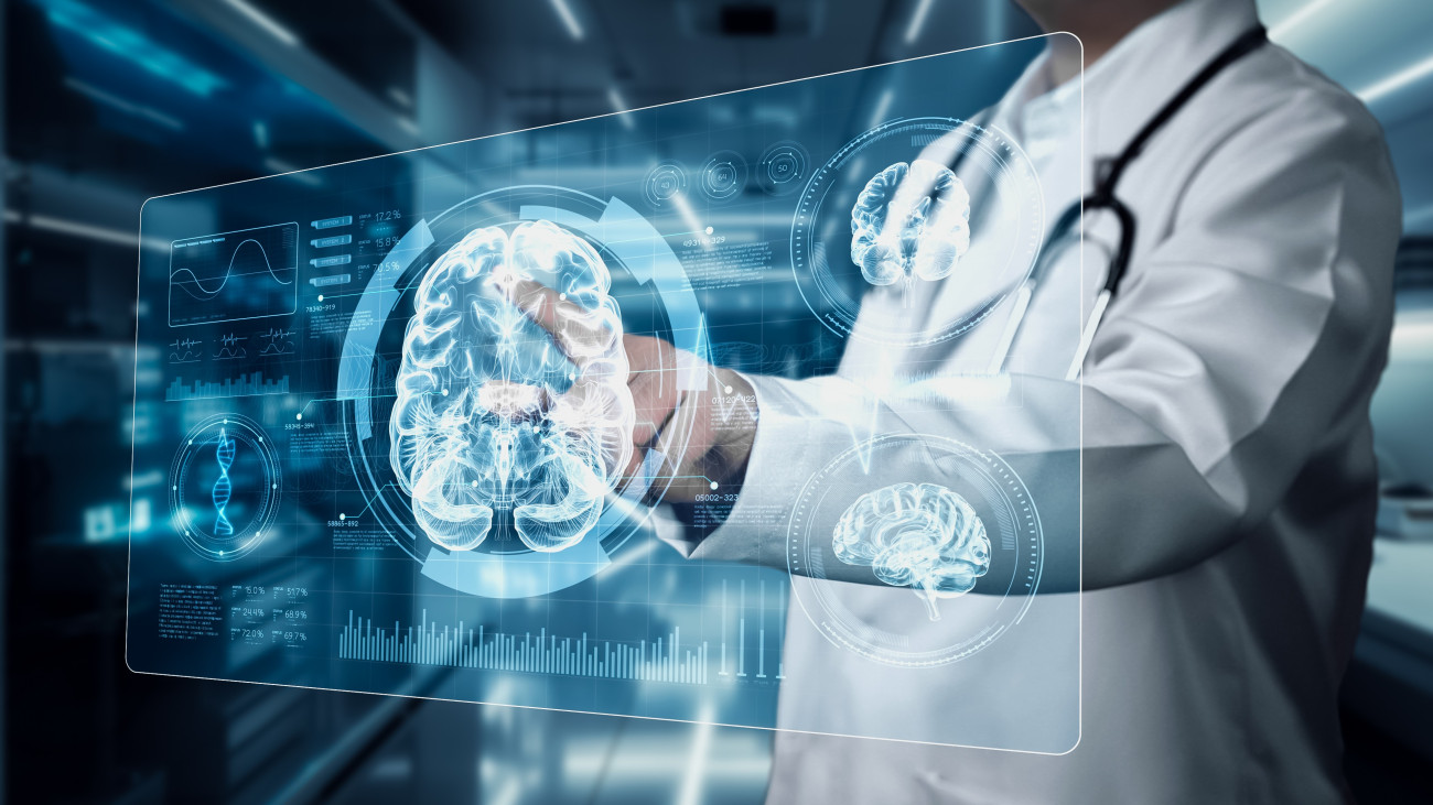 Egy orvos röntgenfelvételt, agyi anatómiát ellenőriz, miközben elemzi és előkészíti a műtétet.