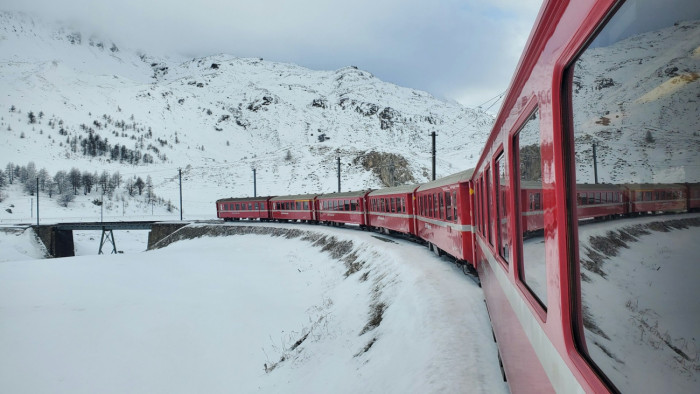 Lavina sodort le a sínekről egy svájci vonatot