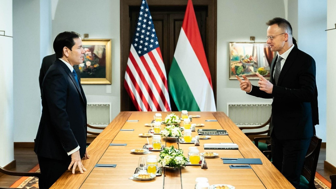 A Külgazdasági és Külügyminisztérium (KKM) által közreadott képen Szijjártó Péter külgazdasági és külügyminiszter (j) hivatalában fogadja Marco Rubio amerikai külügyminisztert (b) Budapesten 2026. február 16-án.