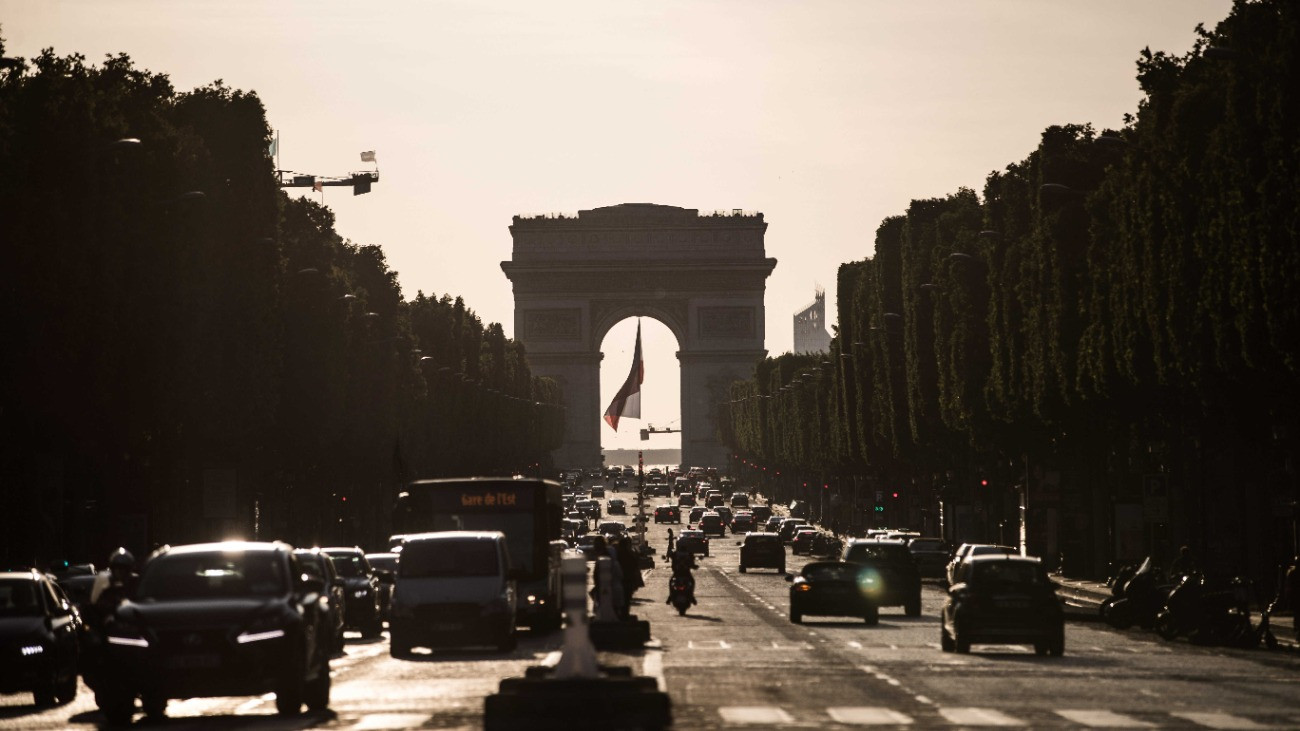 A Diadalív a párizsi Champs-Élysées sugárút végén 2020. május 27-én. Franciaországban megkezdték a koronavírus-járvány miatt bevezetett kijárási korlátozások feloldását, így egyre nagyobb a forgalom az utakon és egyre több embert lehet látni a parkokban. Az éttermek és a bárok azonban továbbra is zárva tartanak.