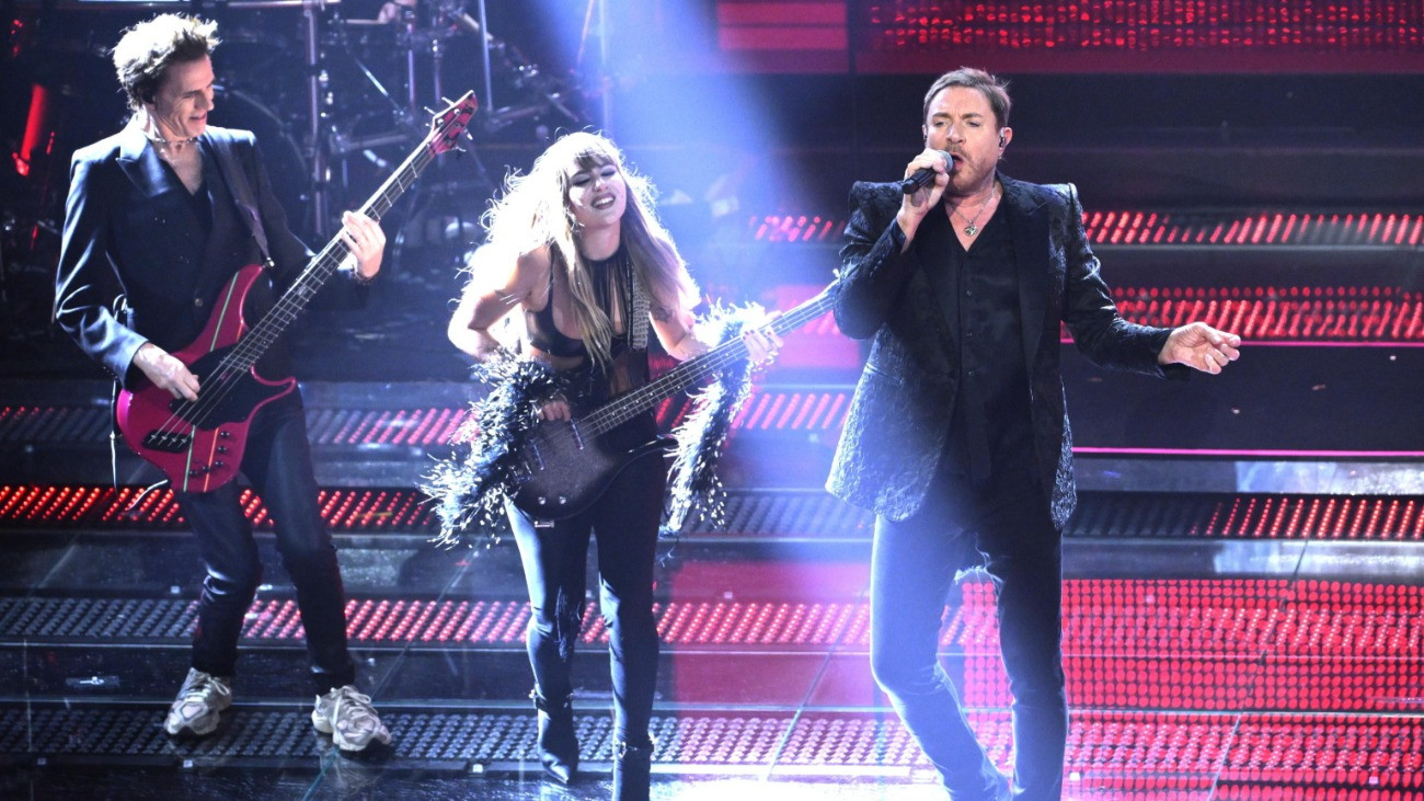 Simon Le Bon, a Duran Duran angol együttes énekese  (j), Victoria De Angelis olasz basszusgitáros (k), valamint John Taylor, a Duran Duran basszusgitárosa az Ariston Színház színpadán a 75. Sanremói Dalfesztiválon 2025. február 13-án. Az idei zenei fesztivált február 11. és 15. között rendezik az olaszországi városban.