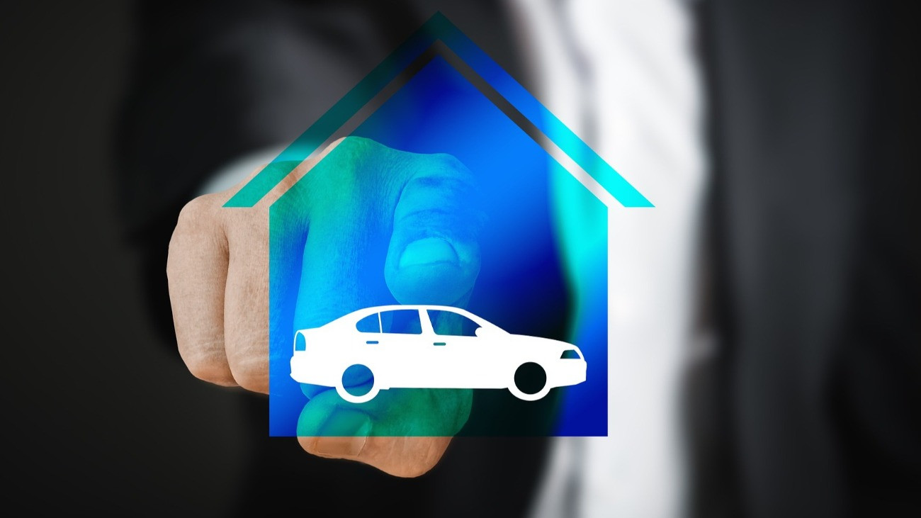 Autó ikonja látszik egy érintőképernyőn.